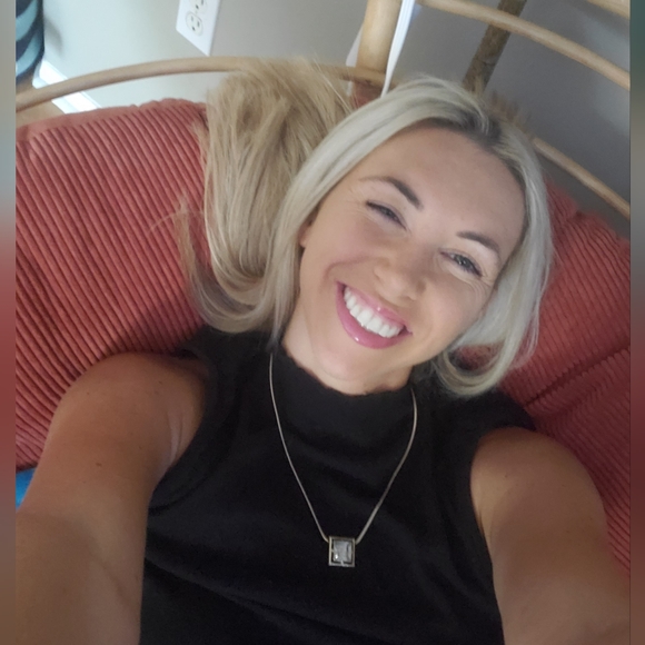 Meet posher Samantha - Picture 3 of 4